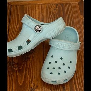 Preowned little girls aqua blue crocs